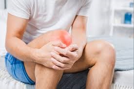 La disfunción patelofemoral o dolor anterior de rodilla se produce por una sobrecarga mecánica por sobreuso de la articulación entre la rótula (o patella) y el fémur. También puede generarse como consecuencia de un mal alineamiento articular o aumento de la fricción de la rótula. - Kineplanet